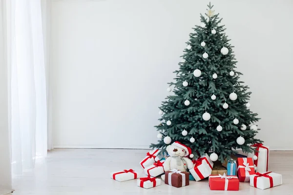 Dekor Neujahr und Terrier-Weihnachtsbaum mit Geschenken — Stockfoto