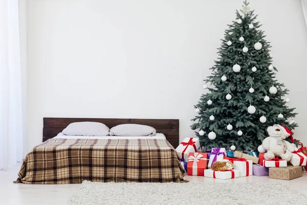 Спальня з декор ліжка новий рік і красива ялинка з подарунками — стокове фото