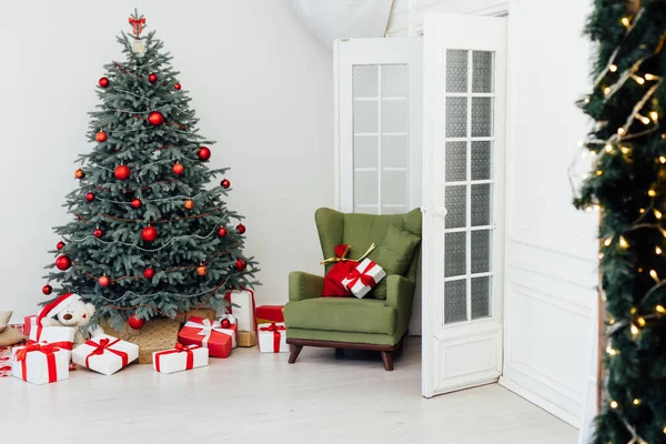 Red decor new year interior Christmas tree with gifts — Stock Photo, Image