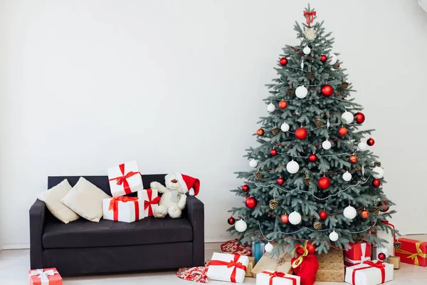 红色装饰圣诞树，内饰礼物 — 图库照片