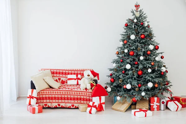 Arredamento rosso nuovo anno albero di Natale interno con regali — Foto Stock