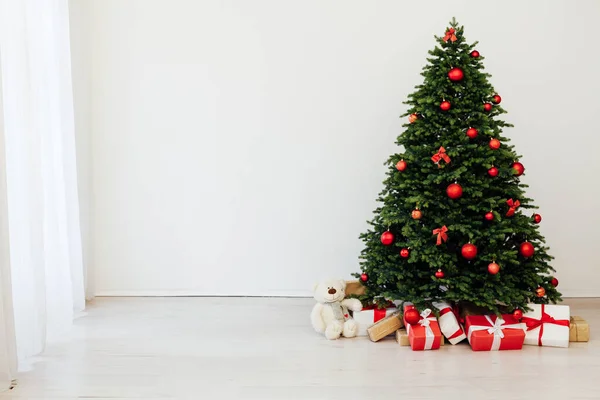 美丽的圣诞树，装饰着礼物，过年了 — 图库照片