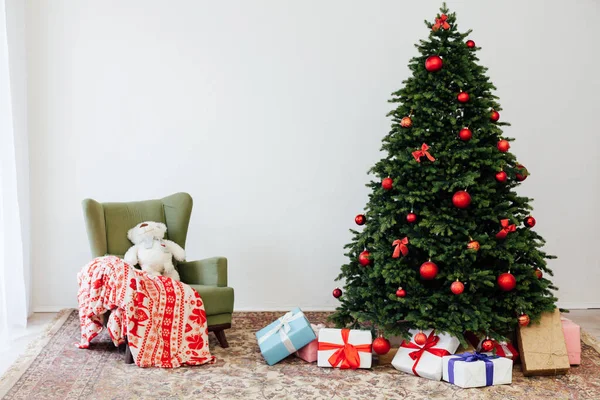 Árvore de Natal bonita com decoração de presentes novo terrier ano — Fotografia de Stock