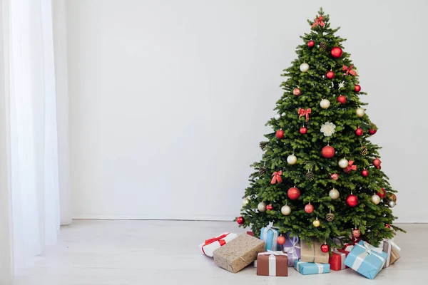 Schöner Weihnachtsbaum mit Geschenken Dekor Neujahr — Stockfoto