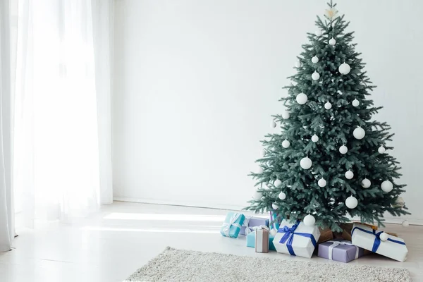 Διακόσμηση νέο έτος και terrier όμορφο χριστουγεννιάτικο δέντρο με δώρα — Φωτογραφία Αρχείου