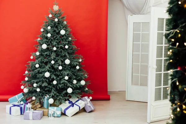 Διακόσμηση νέο έτος και terrier όμορφο χριστουγεννιάτικο δέντρο με δώρα — Φωτογραφία Αρχείου