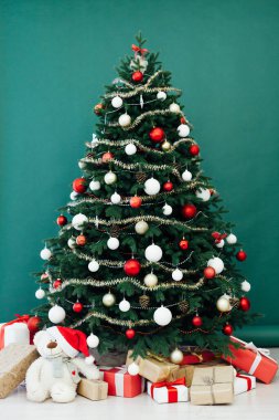 Noel ağacının içi yeni yıl dekoruyla dolu Aralık ayı.