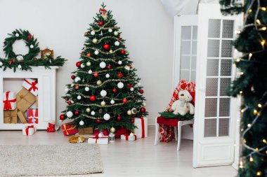 Noel ağacının içi hediyelerle doludur. Yeni yıl dekoru Aralık ayı.