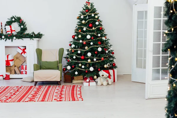 Jul inredning vit jul rum julgran med gåvor nytt år inredning december — Stockfoto