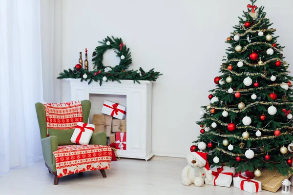 Karácsonyi belső fehér Karácsonyi szoba Karácsonyfa ajándékokkal újév dekoráció december — Stock Fotó