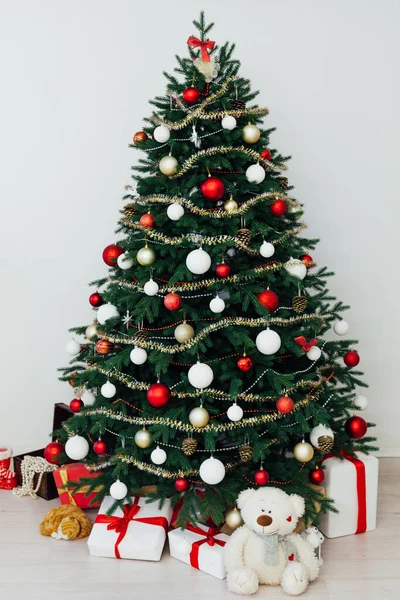 Різдвяний інтер'єр біла новорічна ялинка з подарунками новорічний декор грудень — стокове фото