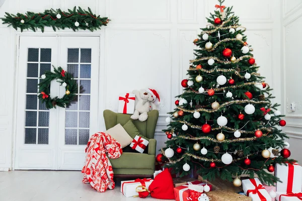 Kerstboom interieur met geschenken Nieuwjaar decor december — Stockfoto