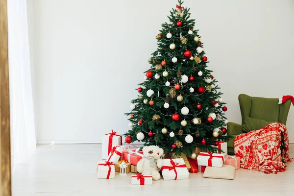 Interior de árvore de Natal com presentes decoração de ano novo dezembro — Fotografia de Stock