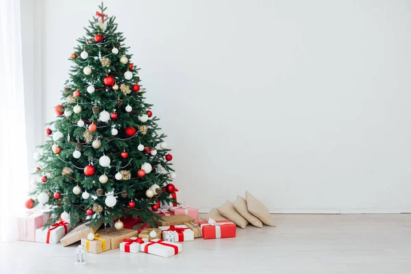 Hermoso árbol de Navidad interior con regalos de decoración de año nuevo —  Fotos de Stock