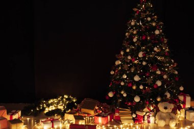 Noel ağacı ışıkları çelenk dekoru Yılbaşı Gecesi ziyafeti