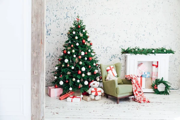 Bel intérieur d'arbre de Noël avec de nouveaux cadeaux de décoration année — Photo