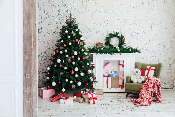 Bel intérieur d'arbre de Noël avec de nouveaux cadeaux de décoration année — Photo