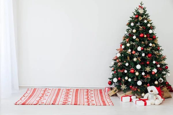 Árvore de Natal com presentes decoração de ano novo dezembro — Fotografia de Stock