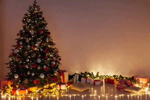 Χριστουγεννιάτικα φώτα δέντρο γιρλάντα παραμονή Πρωτοχρονιάς διακοπές — Φωτογραφία Αρχείου