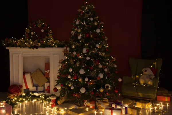 クリスマスツリーライトガーランドの装飾新年の夜の饗宴 — ストック写真