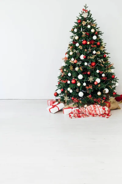 Kerstboom met geschenken Nieuwjaar decor december — Stockfoto
