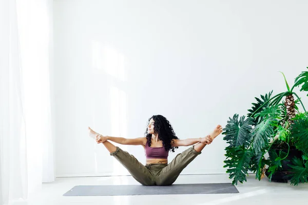 Schöne Frau Yoga Asana Gymnastik Flexibilität Körper Fitness — Stockfoto
