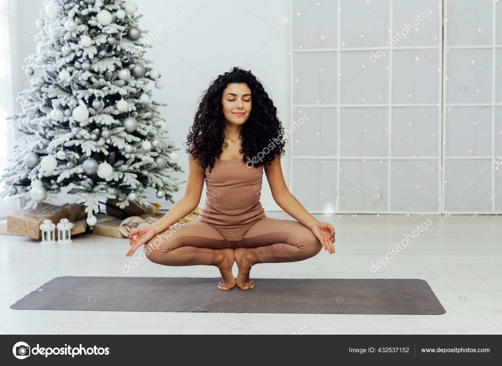 Рождественская Елка Женщина Йога Asana Гимнастика Гибкость Тела.