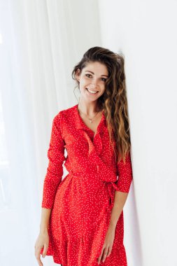 Kırmızı benekli elbiseli bir kadın.