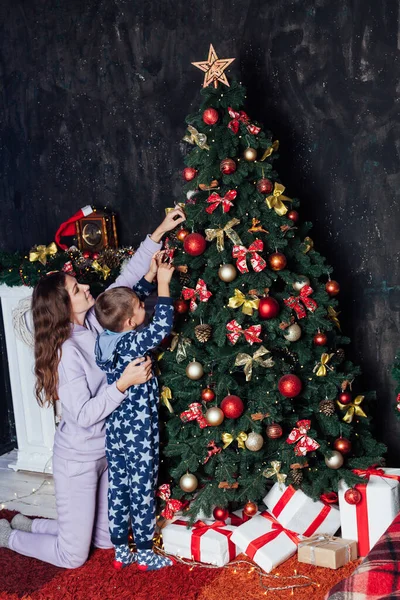 Mama i chłopiec ozdabia choinkę Boże Narodzenie Nowy Rok — Zdjęcie stockowe