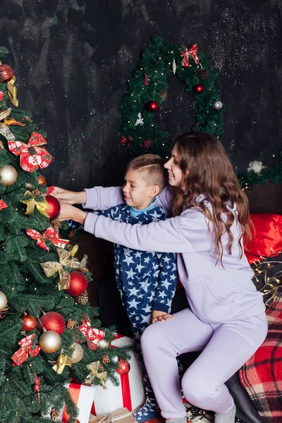 Мама и мальчик украшают новогоднюю елку — стоковое фото