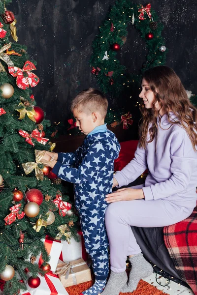 Мама и мальчик украшают новогоднюю елку — стоковое фото