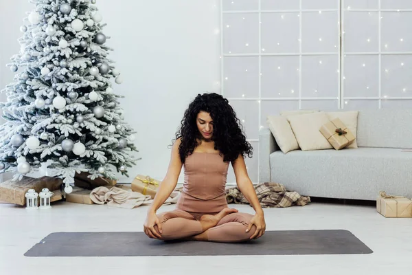 Noel ağacı kadını yoga asana jimnastik esneklik vücut geliştirme yeni yıl
