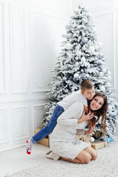 Mom and boy decorates Christmas decoration Christmas Christmas Christmas New Year — Stock Photo, Image