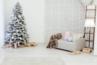 Yeni yıl için beyaz Noel ağacı iç dekorasyonu