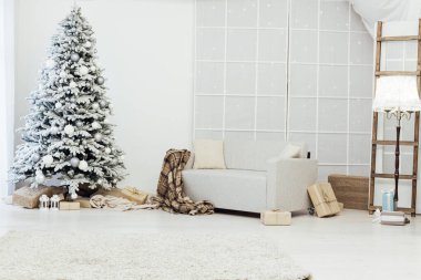 Yeni yıl için beyaz Noel ağacı iç dekorasyonu