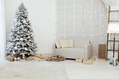Yeni yıl için beyaz Noel ağacı iç dekorasyonu