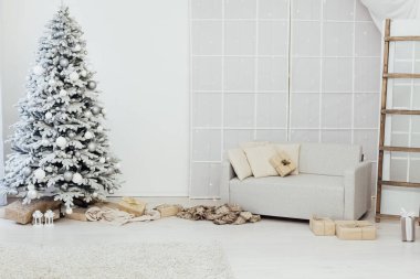 Yeni yıl için beyaz Noel ağacı iç dekorasyonu