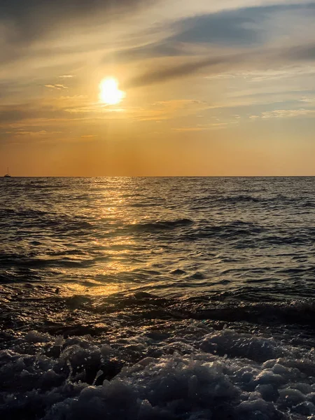 Mar olas y puesta de sol cielo sol paisaje — Foto de Stock