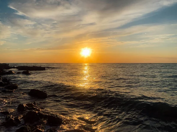 Mar olas y puesta de sol cielo sol paisaje — Foto de Stock