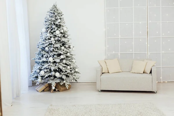 Witte kerstboom interieur decor voor het nieuwe jaar — Stockfoto