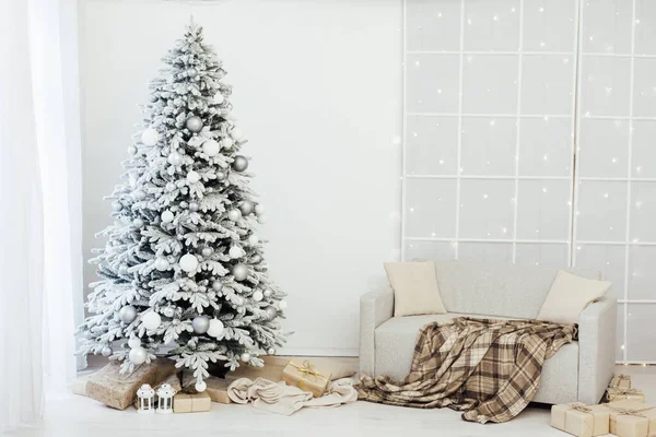 Fehér karácsonyfa belső dekoráció az új évre — Stock Fotó
