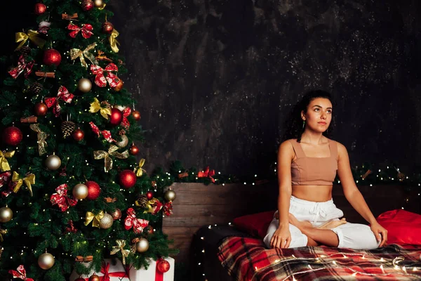 Рождественская елка женщина йога asana гимнастика гибкость тела новый год — стоковое фото