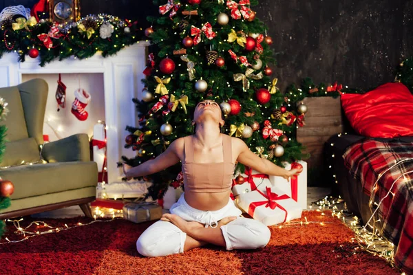 Christmas tree woman yoga asana gymnastics flexibility body new year — Stock Photo, Image