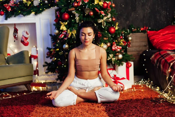 Christmas tree woman yoga asana gymnastics flexibility body new year — Stock Photo, Image