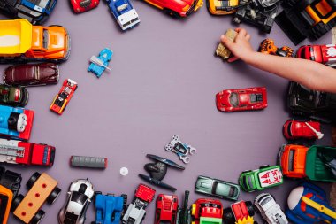 Oyunları arka plan olarak geliştirmek için bir sürü bebek araba oyuncağı