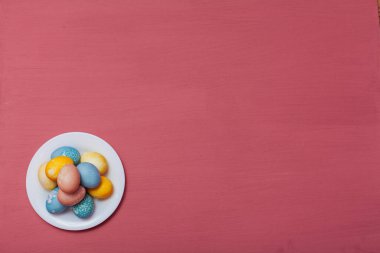 Paskalya tatili için çok renkli tavuk yumurtaları.