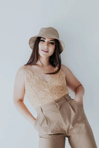 Bella donna bruna orientale alla moda in abiti beige — Foto Stock