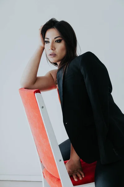 Bella donna bruna orientale alla moda in abito arancione nero — Foto Stock