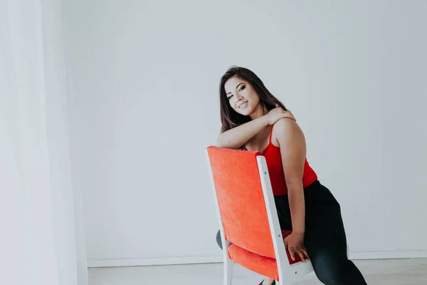 Mooie modieuze oosterse brunette vrouw in zwart oranje jurk — Stockfoto