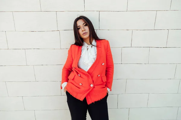 Beautiful fashionable oriental brunette woman in business suit on the street — Stock Photo, Image